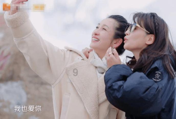 应对降温降雪天气  重庆机场给飞机“洗澡”